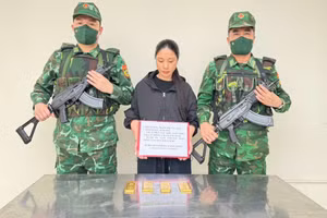 Phạm Thị Vân Anh cùng tang vật là 4kg vàng tại cơ quan chức năng.