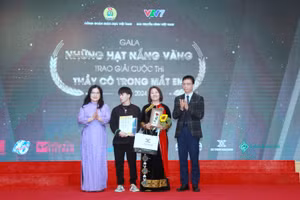 Thứ trưởng Nguyễn Thị Kim Chi và Chủ tịch CĐGDVN trao giải đặc biệt cho tác giả và nhân vật trong tác phẩm