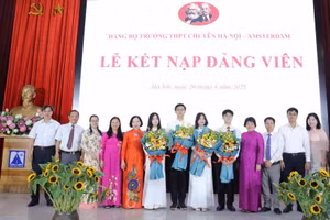 Đảng bộ Trường THPT chuyên Hà Nội - Amsterdam chúc mừng các tân đảng viên.