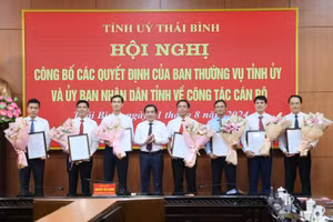 Ông Nguyễn Tiến Thành, Phó Bí thư thường trực Tỉnh ủy, Chủ tịch HĐND tỉnh Thái Bình trao quyết định và tặng hoa cho các cán bộ được bổ nhiệm.