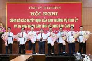 Ông Nguyễn Tiến Thành, Phó Bí thư thường trực Tỉnh ủy, Chủ tịch HĐND tỉnh Thái Bình trao quyết định và tặng hoa cho các cán bộ được bổ nhiệm.