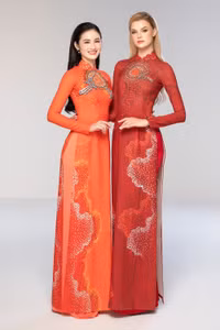 Đương kim Miss World - Krystyna Pyskovas và Hoa hậu Huỳnh Trần Ý Nhi.JPG