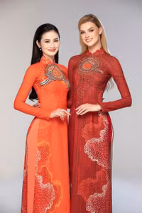 Đương kim Miss World - Krystyna Pyskovas và Hoa hậu Huỳnh Trần Ý Nhi (1).JPG