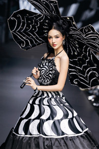 cam-ly-tren-runway-dang-trong-minh-chau-4.jpg