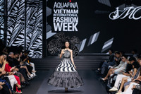 cam-ly-tren-runway-dang-trong-minh-chau-3.jpg