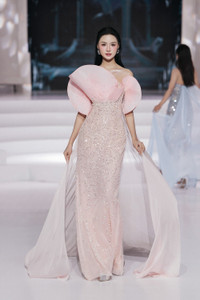 cam-ly-tren-runway-le-ngoc-lam-1.jpg