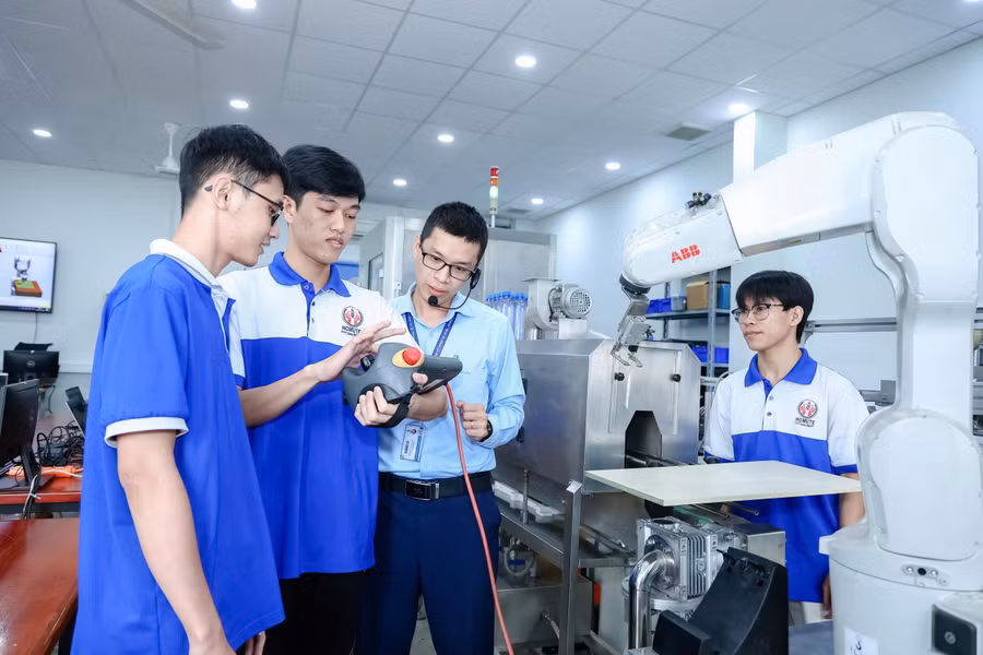 Giảng viên Trường ĐH Công nghệ - Kỹ thuật TPHCM hướng dẫn sinh viên tại phòng lab thực hành tự động hóa. Ảnh: HCMUTE.