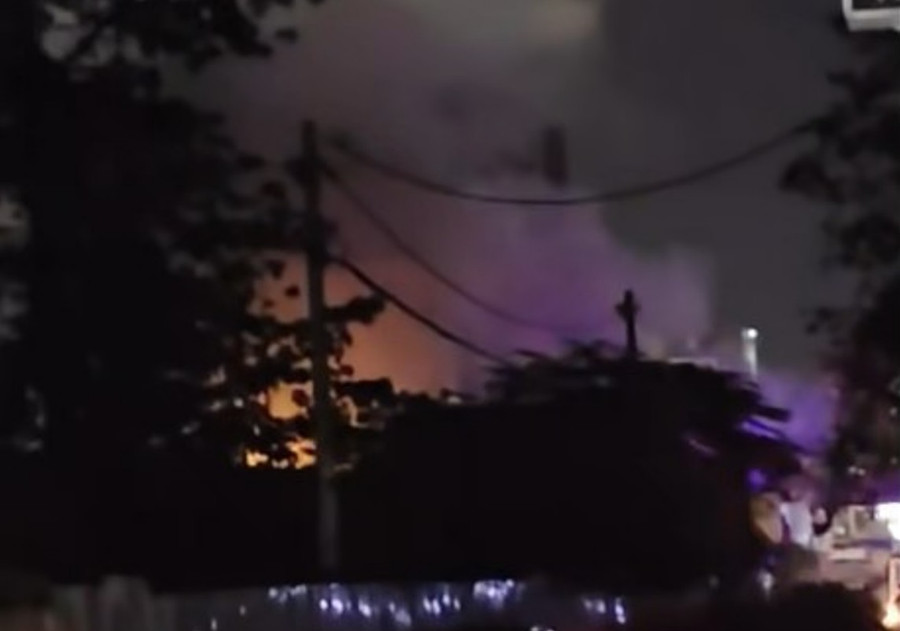 Quán cơm cháy trong đêm khiến 2 mẹ con tử vong. Ảnh cắt từ clip.