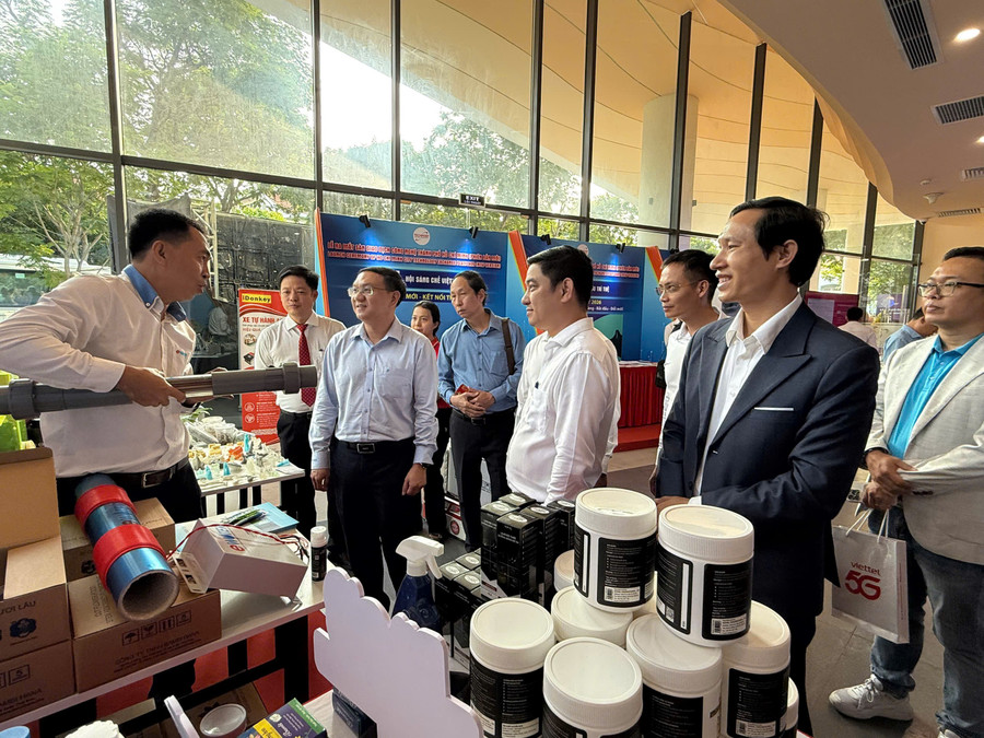 Các nhà cung cấp công nghệ giới thiệu sản phẩm đến khách tham quan tại sự kiện. Ảnh: Hà An.