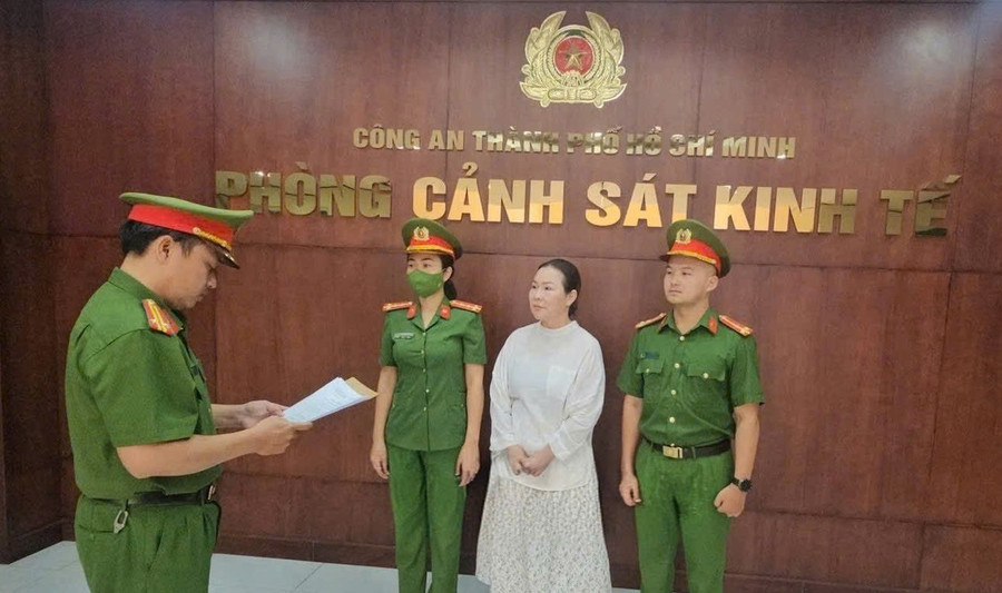 Công an đọc lệnh bắt giữ Nguyễn Ngọc Tiền. (Ảnh: Công an TPHCM).