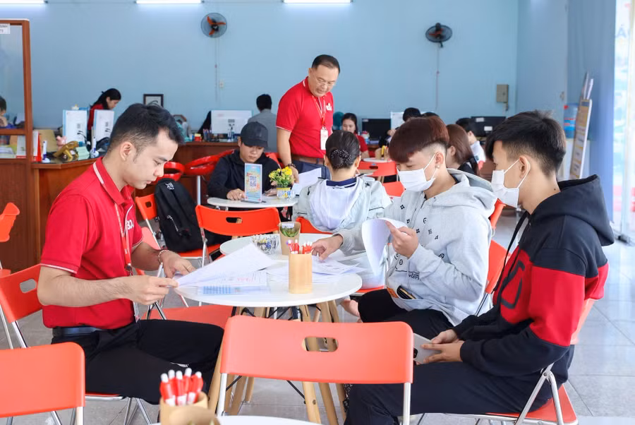 Khu vực tư vấn tuyển sinh Trường Đại học Bình Dương. Ảnh: NTCC.