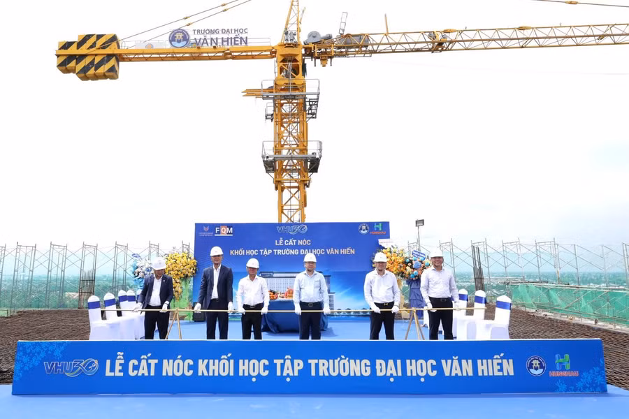 Lễ cất nóc tòa nhà Trường Đại học Văn Hiến. Ảnh: NTCC.