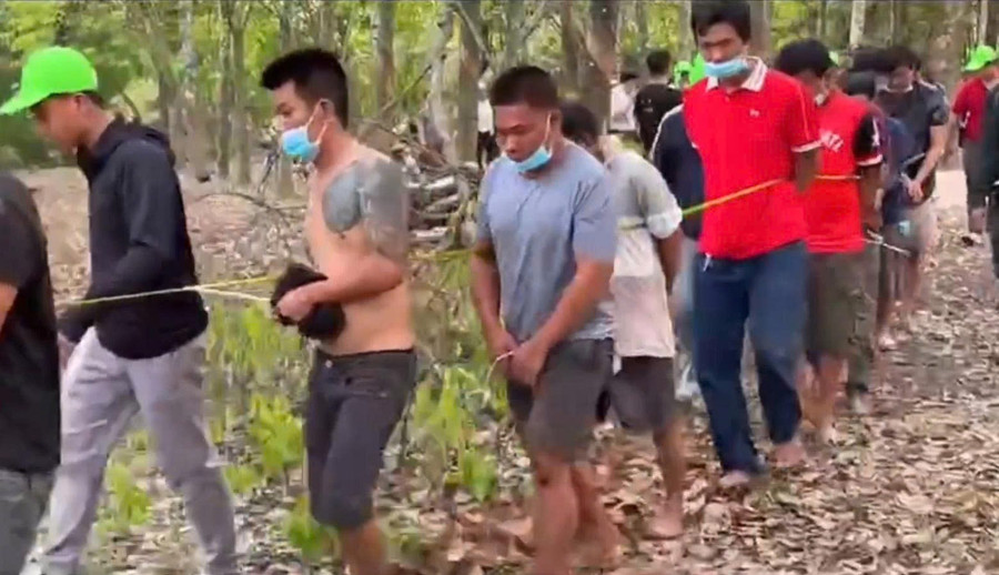 Các nghi can đánh bạc được đưa về cơ quan Công an để điều tra, xử lý. (Ảnh: Công an TPHCM).