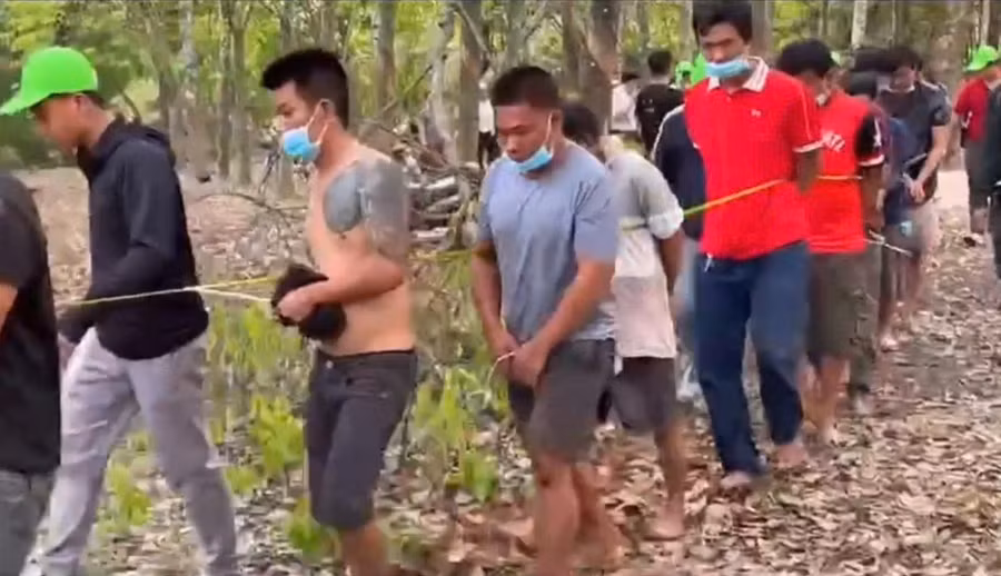 Các nghi can đánh bạc được đưa về cơ quan Công an để điều tra, xử lý. (Ảnh: Công an TPHCM).