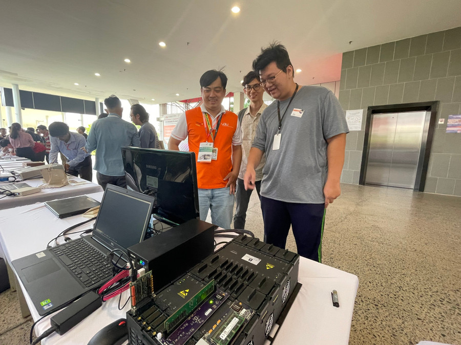 Sinh viên tham quan, tìm hiểu thiết bị của Công ty Synopsys tại ngày hội. Ảnh: Hà An.