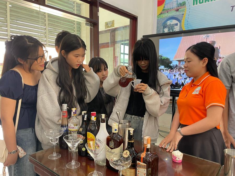 Học sinh trải nghiệm công việc pha chế. Ảnh: Hà An.