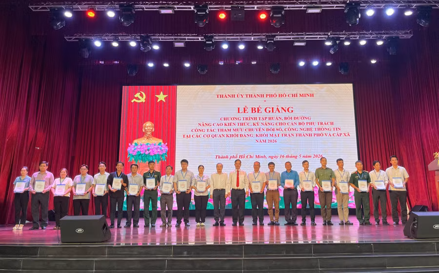 Các học viên tham gia khóa đào tạo nhận giấy chứng nhận. Ảnh: Hà An.