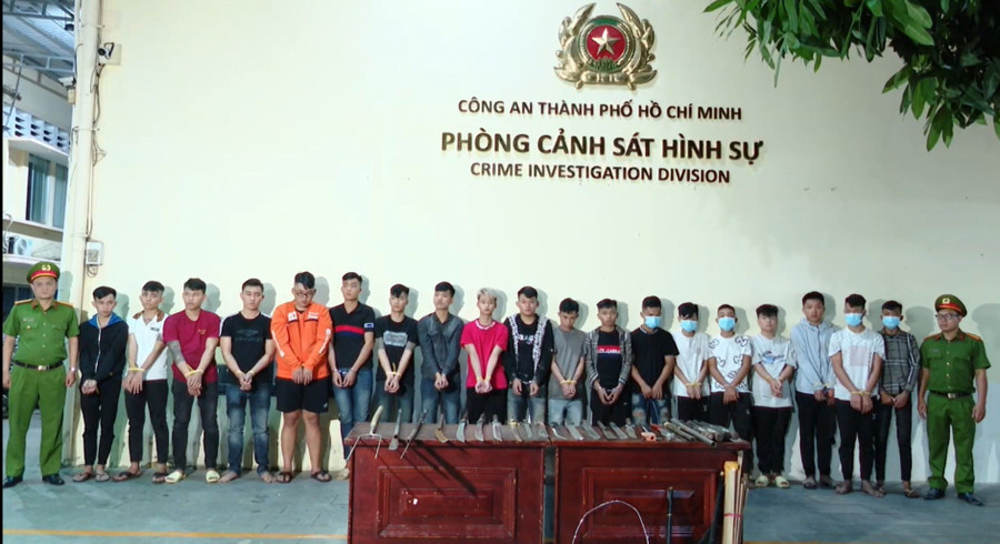 Nhóm thanh thiếu niên hỗn chiến tại cơ quan Công an. (Ảnh: Công an TPHCM).