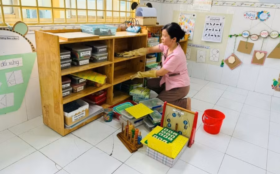 Vệ sinh, khử khuẩn khu vực đựng đồ dùng học tập phòng chống dịch bệnh tại một trường mầm non tại TPHCM. (Ảnh: HCDC).