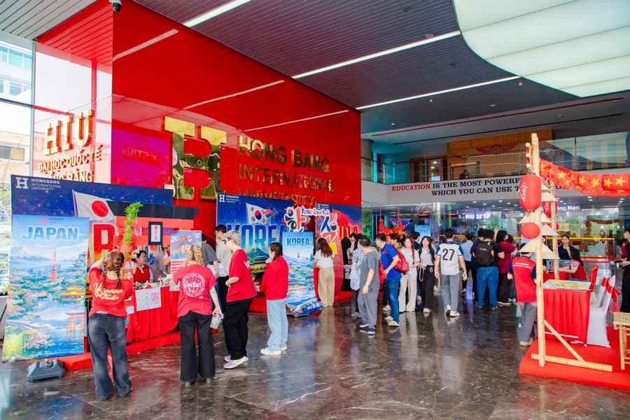 Các bạn trẻ trải nghiệm không gian văn hóa các quốc gia tại ngày hội. Ảnh: NTCC.