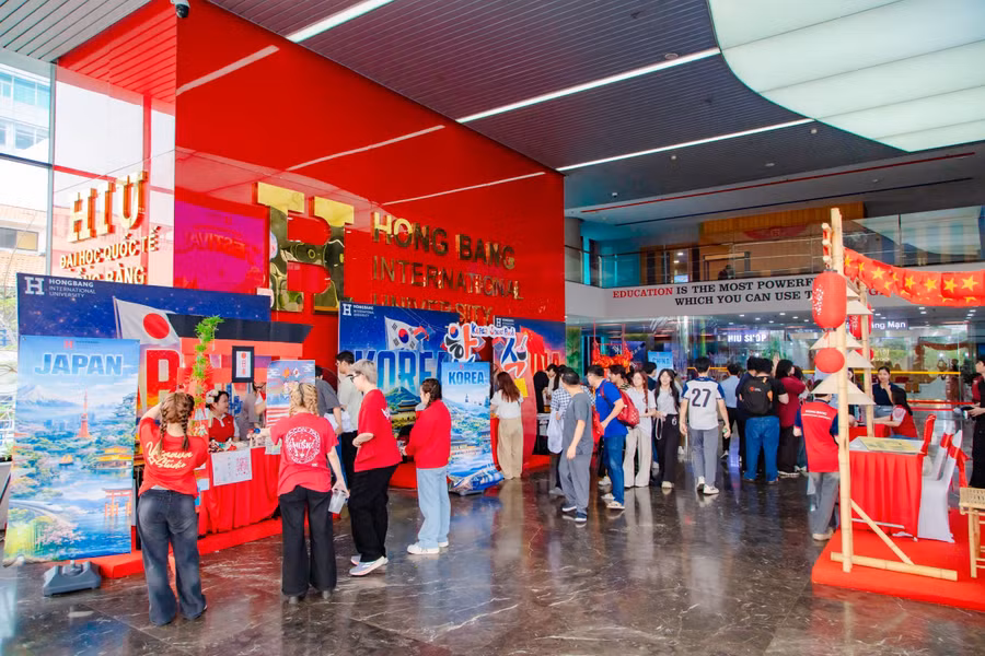 Các bạn trẻ trải nghiệm không gian văn hóa các quốc gia tại ngày hội. Ảnh: NTCC.