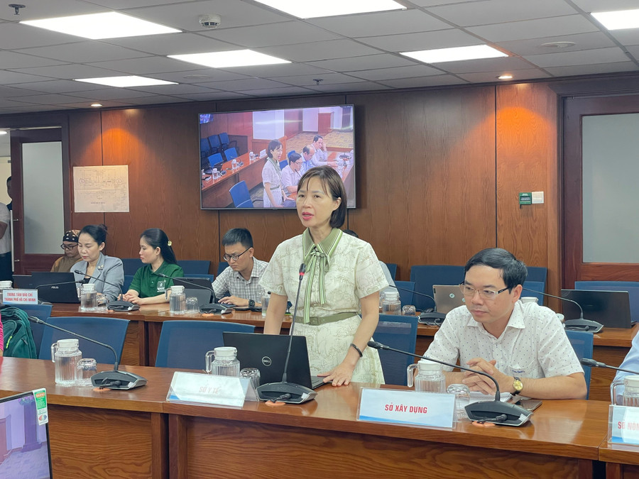 Bà Lê Hồng Nga, Phó giám đốc Trung tâm kiểm soát bệnh tật TPHCM (HCDC) thông tin về virus Nipah tại buổi họp báo. Ảnh: Hà An.