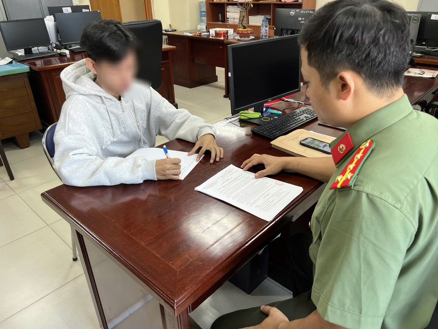 Nam thanh niên phát tán phim "Thỏ ơi" tại cơ quan Công an. (Ảnh: Công an TPHCM).