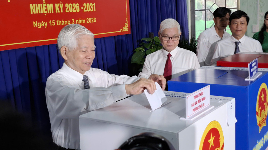 Sáng 15/3, nguyên Chủ tịch nước Nguyễn Minh Triết là người bỏ phiếu đầu tiên tại khu vực bỏ phiếu số 26, phường Phú An, TPHCM.