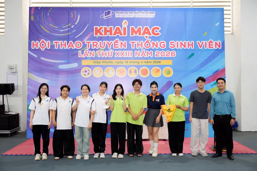 Các vận động viên tại lễ khai mạc. Ảnh: NTCC.