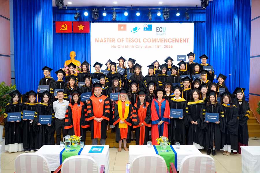 Các tân thạc sĩ tại buổi lễ trao bằng tốt nghiệp. Ảnh: BTC.