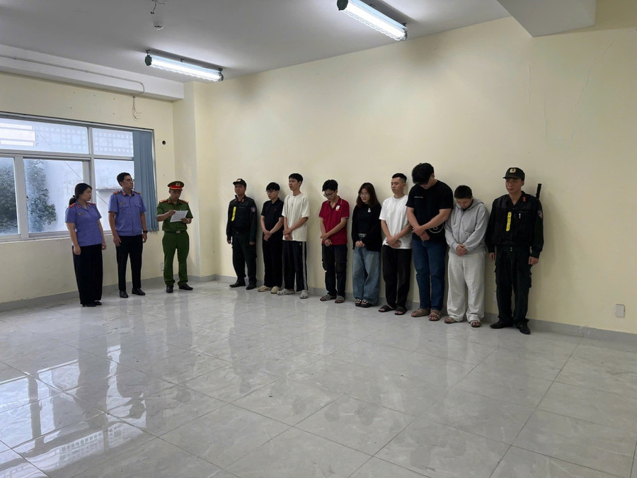 Công an đọc lệnh bắt tạm giam các bị can trong vụ án. (Ảnh: Công an TPHCM).