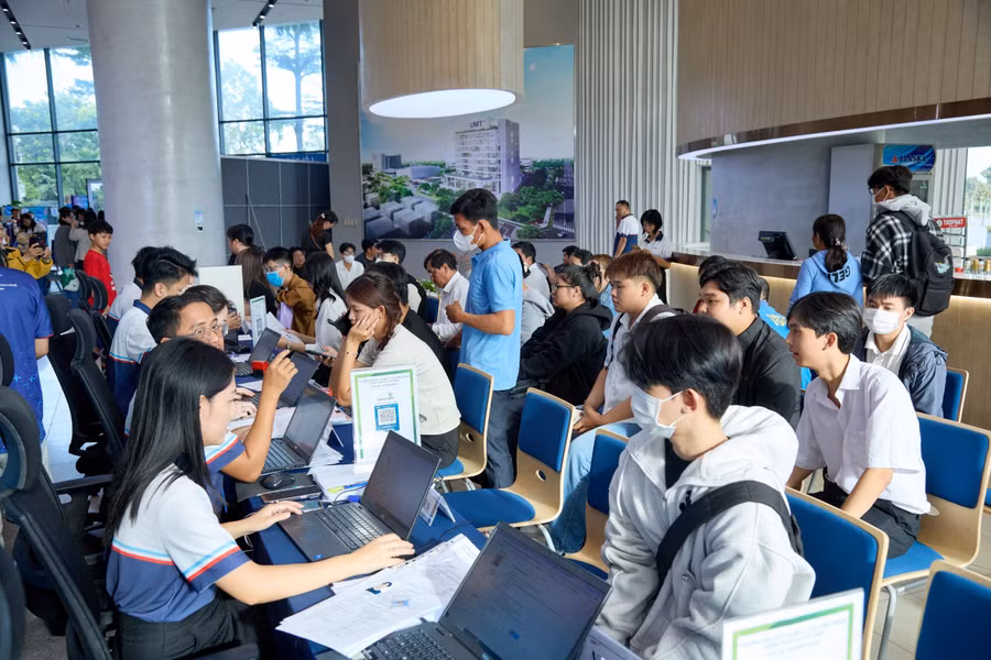 Hoạt động tuyển sinh tại Trường Đại học Quản lý và Công nghệ TPHCM. Ảnh: NTCC.