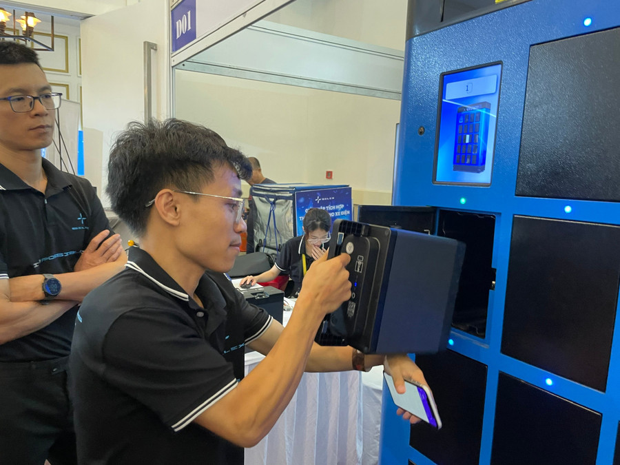 Tủ đổi pin cho xe điện được giới thiệu tại triển lãm ở TPHCM. Ảnh: Hà An.