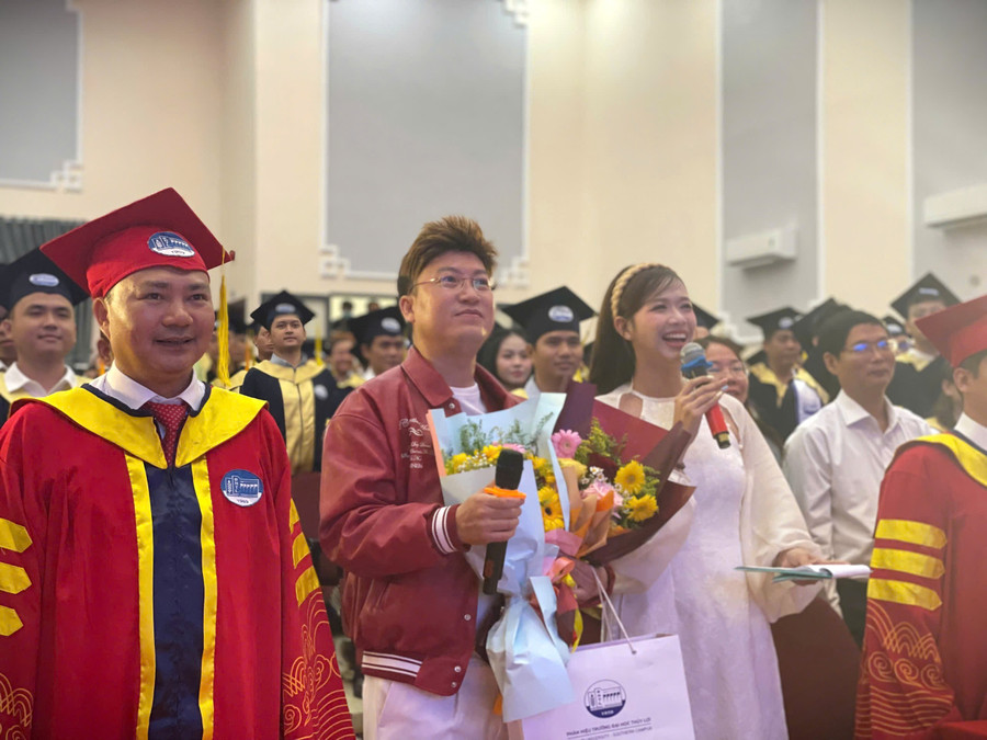 Ca sĩ Sỹ Luân truyền cảm hứng tại lễ tốt nghiệp Phân hiệu Trường Đại học Thủy lợi. Ảnh: Hà An.