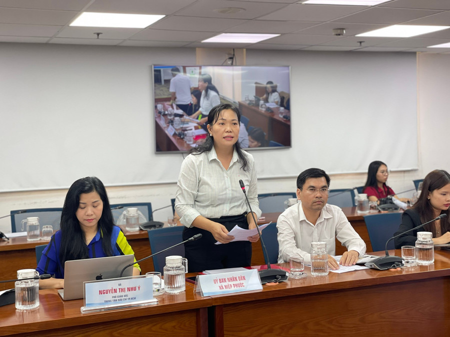 Bà Nguyễn Thị Hạnh, Phó Chủ tịch UBND xã Hiệp Phước tại buổi họp báo. Ảnh: Hà An.