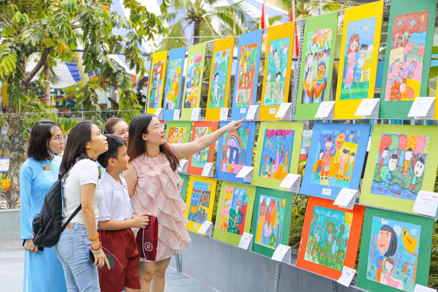 Hàng trăm tác phẩm mỹ thuật của học sinh được giới thiệu tại triển lãm. Ảnh: NTCC.