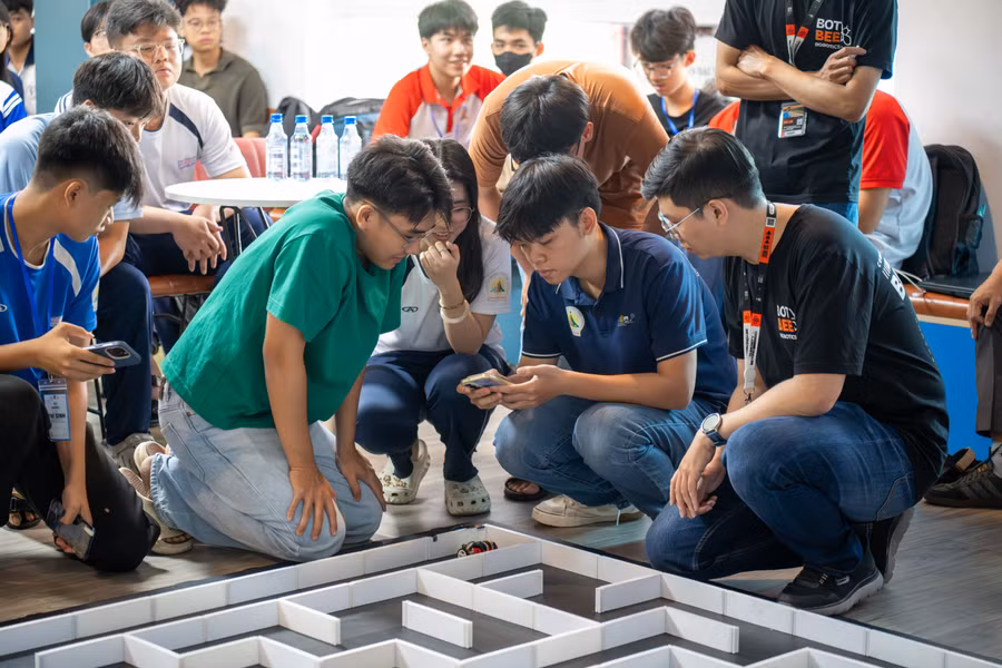 Học sinh tham gia sân chơi Micromouse thiết kế robot dò đường trong mê cung. Ảnh: BTC.