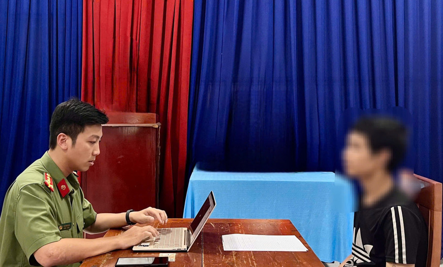 Công an TPHCM làm việc với một trong 2 người đăng tin sai sự thật về nghệ sĩ. Ảnh: Công an TPHCM.