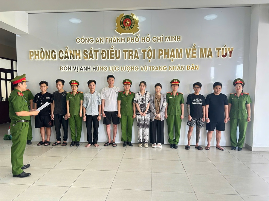 Công an đọc lệnh khởi tố các bị can trong đường dây ma túy liên tỉnh. (Ảnh: Công an TPHCM).