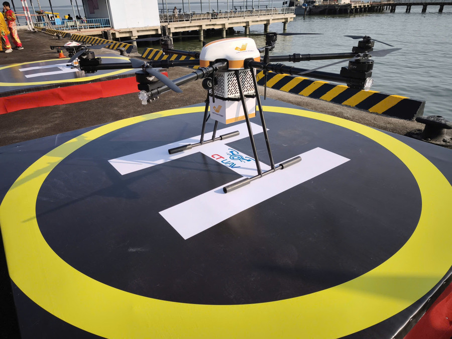 Máy bay không người lái vận chuyển bưu phẩm chuẩn bị cất cánh tại xã Cần Giờ. Ảnh: Phúc Uyên.