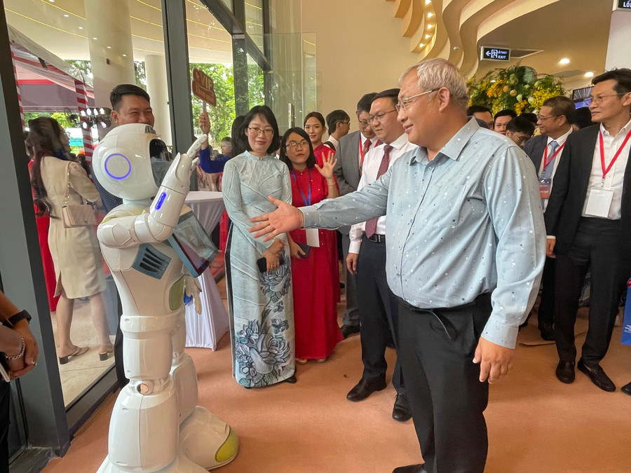 Sản phẩm công nghệ của doanh nghiệp được giới thiệu tại Trung tâm khởi nghiệp sáng tạo TPHCM. Ảnh: Hà An.