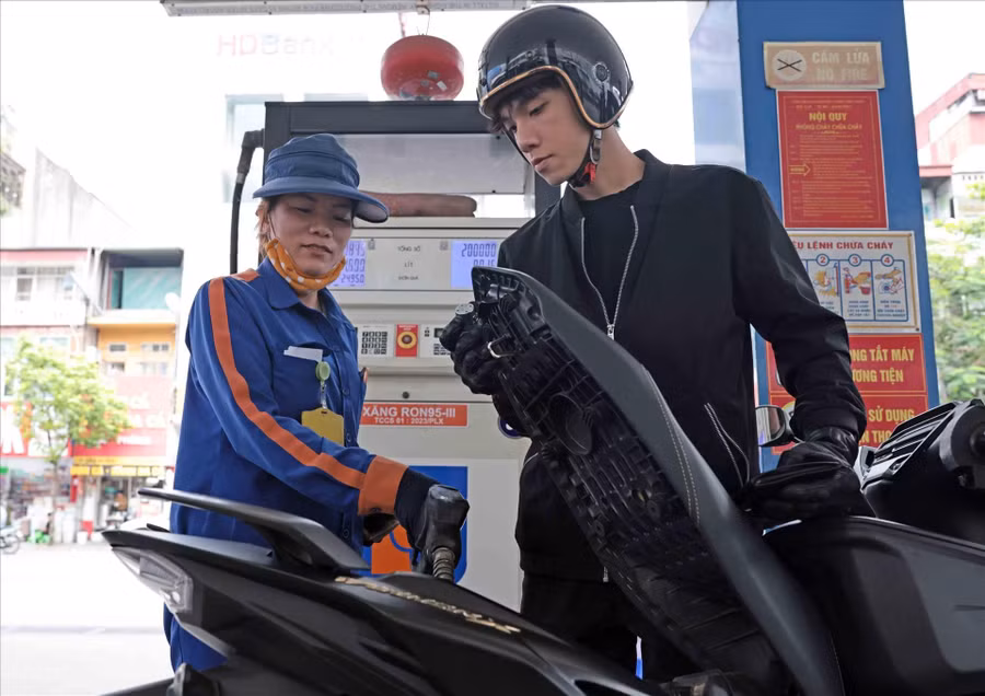 Người dân đổ xăng. Ảnh: TTXVN.