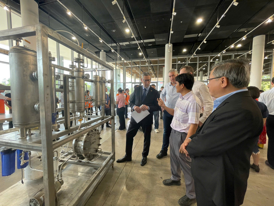 Ông Thorsten Schäfer-Gümbel - Chủ tịch GIZ (trái) tham quan các sản phẩm công nghệ về chuyển đổi năng lượng tại Trường Đại học Việt Đức. Ảnh: Hà An.