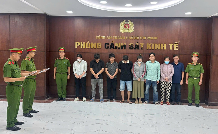 Công an đọc lệnh bắt tạm giam các bị can trong đường dây sản xuất hàng giả là thực phẩm. Ảnh: Công an TPHCM.