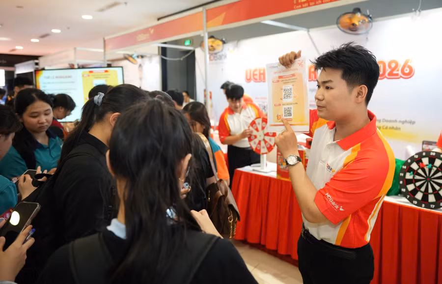 Ngày hội thực tập và việc làm thu hút sự quan tâm của nhiều bạn trẻ. Ảnh: UEH.