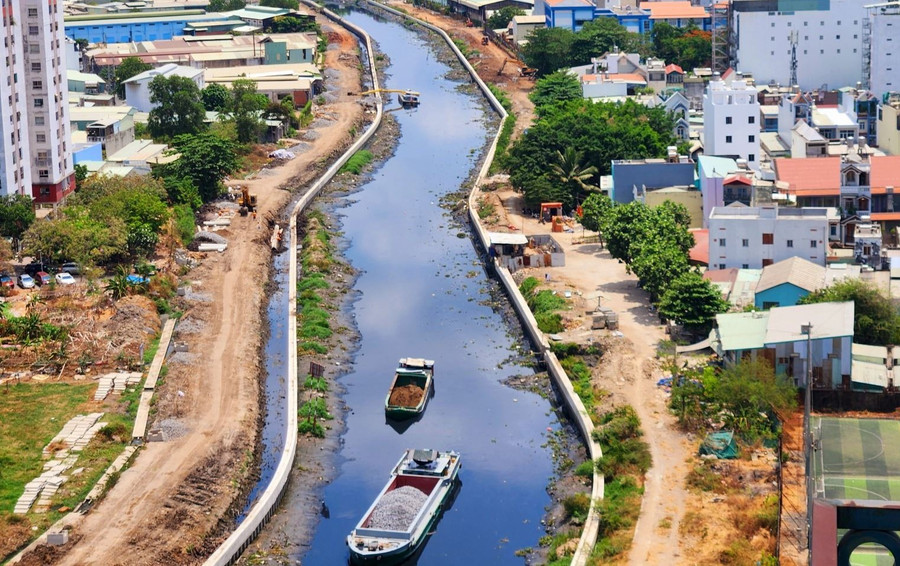 Một đoạn kênh Tham Lương - Bến Cát - rạch Nước Lên trong giai đoạn cải tạo. Ảnh: TTXVN.