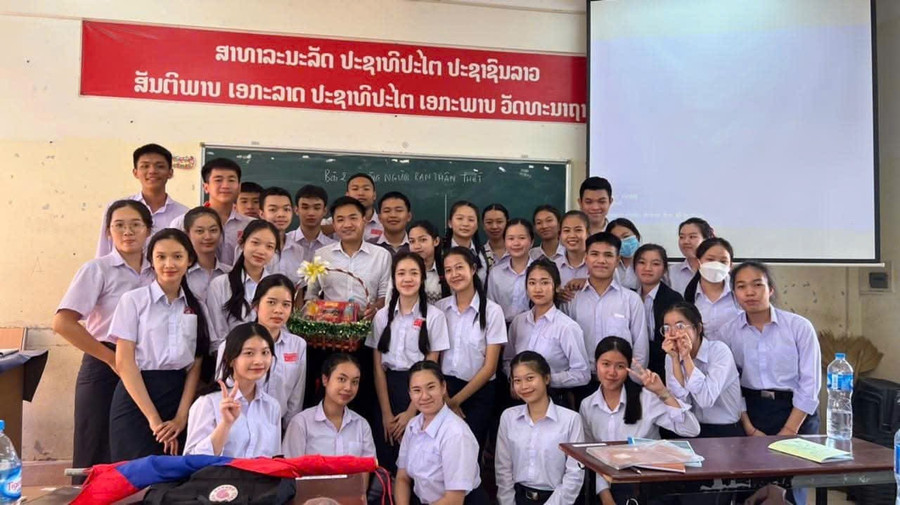 Thầy Nguyễn Đình Dương và các em học sinh tại Trường Hữu nghị Lào - Việt Nam. Ảnh: NVCC.