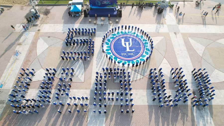 Sinh viên, giảng viên Trường Đại học Luật TPHCM xếp hình 50 năm ULAW kỷ niệm ngày truyền thống. Ảnh: NTCC.