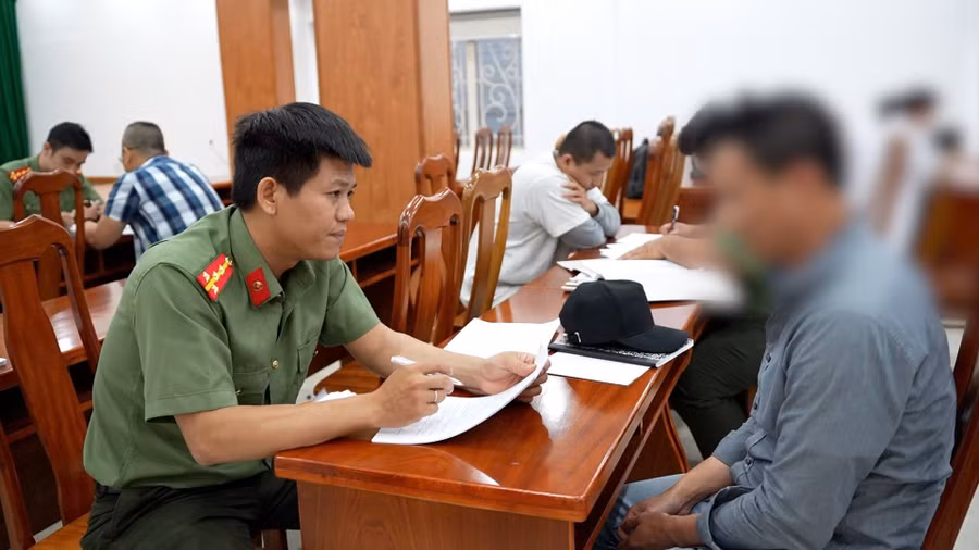 Công an TPHCM làm việc với người bị trục xuất khỏi Mỹ. (Ảnh: Công an TPHCM).