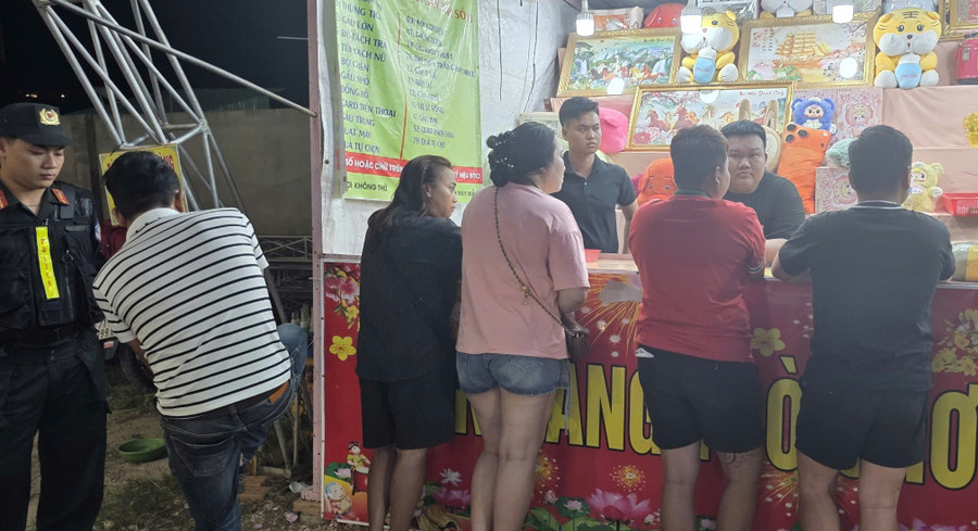 Công an kiểm tra khu vực gian hàng trò chơi bốc thăm trúng thưởng ở Tây Ninh. (Ảnh: Công an Tây Ninh).